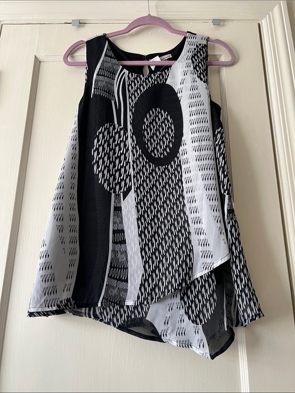 Roz & Ali Black and White Graphic Sleeveless top